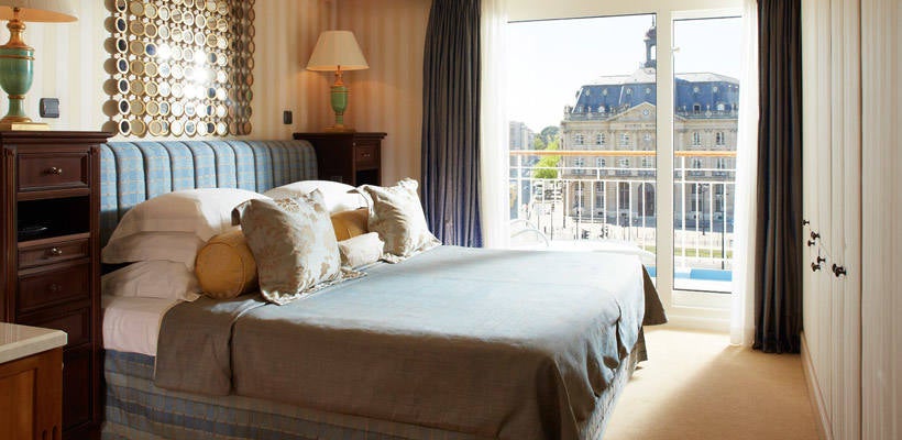 El barco de lujo The World, bautizado como el  'crucero de los millonarios' , atracará en el puerto de Valencia el miércoles y permanecerá en la ciudad tres días, hasta el viernes. Con un total de 165 selectos apartamentos, el navío, como se puede apreciar, no es un barco al uso. Los pasajeros que se encuentran a bordo del mismo se dedican a navegar durante todo el año mientras visitan los destinos más exóticos y transitados. Alquilar alguna de sus habitaciones, la más barata, por ejemplo, tiene un precio de 1.200 dólares por noche. Si la quiere comprar, el coste oscila entre 1,2 y 7,5 millones. The World, además, tiene un total de 12 cubiertas, restaurantes, boutiques, piscinas, así como canchas de golf y tenis. Su construcción costó un total de 380 millones de dólares.