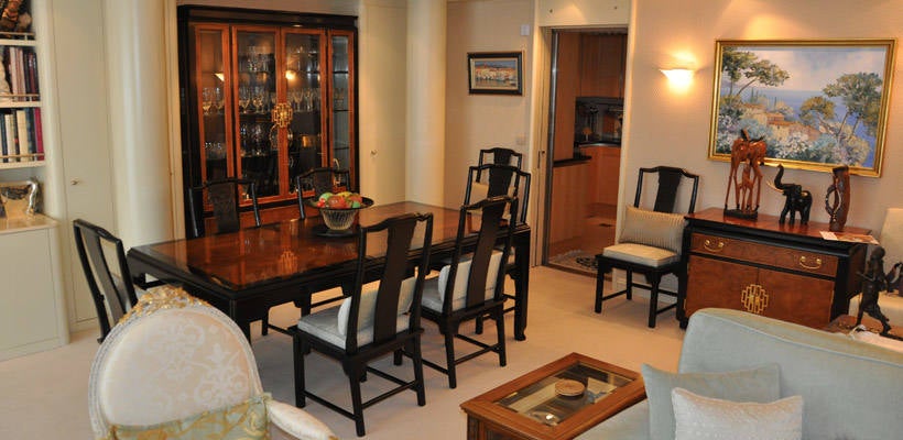 El barco de lujo The World, bautizado como el  'crucero de los millonarios' , atracará en el puerto de Valencia el miércoles y permanecerá en la ciudad tres días, hasta el viernes. Con un total de 165 selectos apartamentos, el navío, como se puede apreciar, no es un barco al uso. Los pasajeros que se encuentran a bordo del mismo se dedican a navegar durante todo el año mientras visitan los destinos más exóticos y transitados. Alquilar alguna de sus habitaciones, la más barata, por ejemplo, tiene un precio de 1.200 dólares por noche. Si la quiere comprar, el coste oscila entre 1,2 y 7,5 millones. The World, además, tiene un total de 12 cubiertas, restaurantes, boutiques, piscinas, así como canchas de golf y tenis. Su construcción costó un total de 380 millones de dólares.