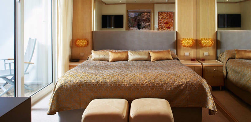 El barco de lujo The World, bautizado como el  'crucero de los millonarios' , atracará en el puerto de Valencia el miércoles y permanecerá en la ciudad tres días, hasta el viernes. Con un total de 165 selectos apartamentos, el navío, como se puede apreciar, no es un barco al uso. Los pasajeros que se encuentran a bordo del mismo se dedican a navegar durante todo el año mientras visitan los destinos más exóticos y transitados. Alquilar alguna de sus habitaciones, la más barata, por ejemplo, tiene un precio de 1.200 dólares por noche. Si la quiere comprar, el coste oscila entre 1,2 y 7,5 millones. The World, además, tiene un total de 12 cubiertas, restaurantes, boutiques, piscinas, así como canchas de golf y tenis. Su construcción costó un total de 380 millones de dólares.