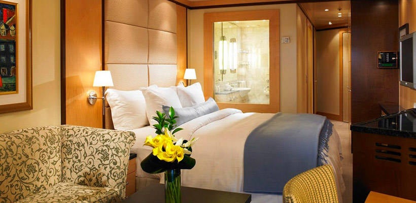 El barco de lujo The World, bautizado como el  'crucero de los millonarios' , atracará en el puerto de Valencia el miércoles y permanecerá en la ciudad tres días, hasta el viernes. Con un total de 165 selectos apartamentos, el navío, como se puede apreciar, no es un barco al uso. Los pasajeros que se encuentran a bordo del mismo se dedican a navegar durante todo el año mientras visitan los destinos más exóticos y transitados. Alquilar alguna de sus habitaciones, la más barata, por ejemplo, tiene un precio de 1.200 dólares por noche. Si la quiere comprar, el coste oscila entre 1,2 y 7,5 millones. The World, además, tiene un total de 12 cubiertas, restaurantes, boutiques, piscinas, así como canchas de golf y tenis. Su construcción costó un total de 380 millones de dólares.