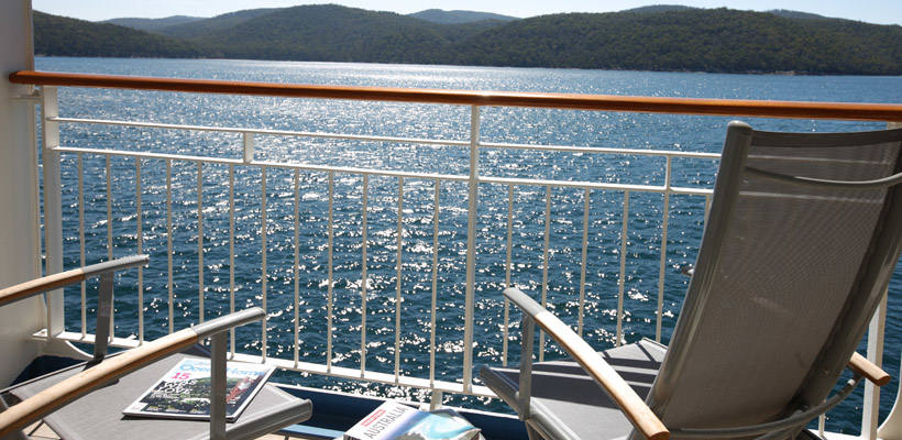 El barco de lujo The World, bautizado como el  'crucero de los millonarios' , atracará en el puerto de Valencia el miércoles y permanecerá en la ciudad tres días, hasta el viernes. Con un total de 165 selectos apartamentos, el navío, como se puede apreciar, no es un barco al uso. Los pasajeros que se encuentran a bordo del mismo se dedican a navegar durante todo el año mientras visitan los destinos más exóticos y transitados. Alquilar alguna de sus habitaciones, la más barata, por ejemplo, tiene un precio de 1.200 dólares por noche. Si la quiere comprar, el coste oscila entre 1,2 y 7,5 millones. The World, además, tiene un total de 12 cubiertas, restaurantes, boutiques, piscinas, así como canchas de golf y tenis. Su construcción costó un total de 380 millones de dólares.