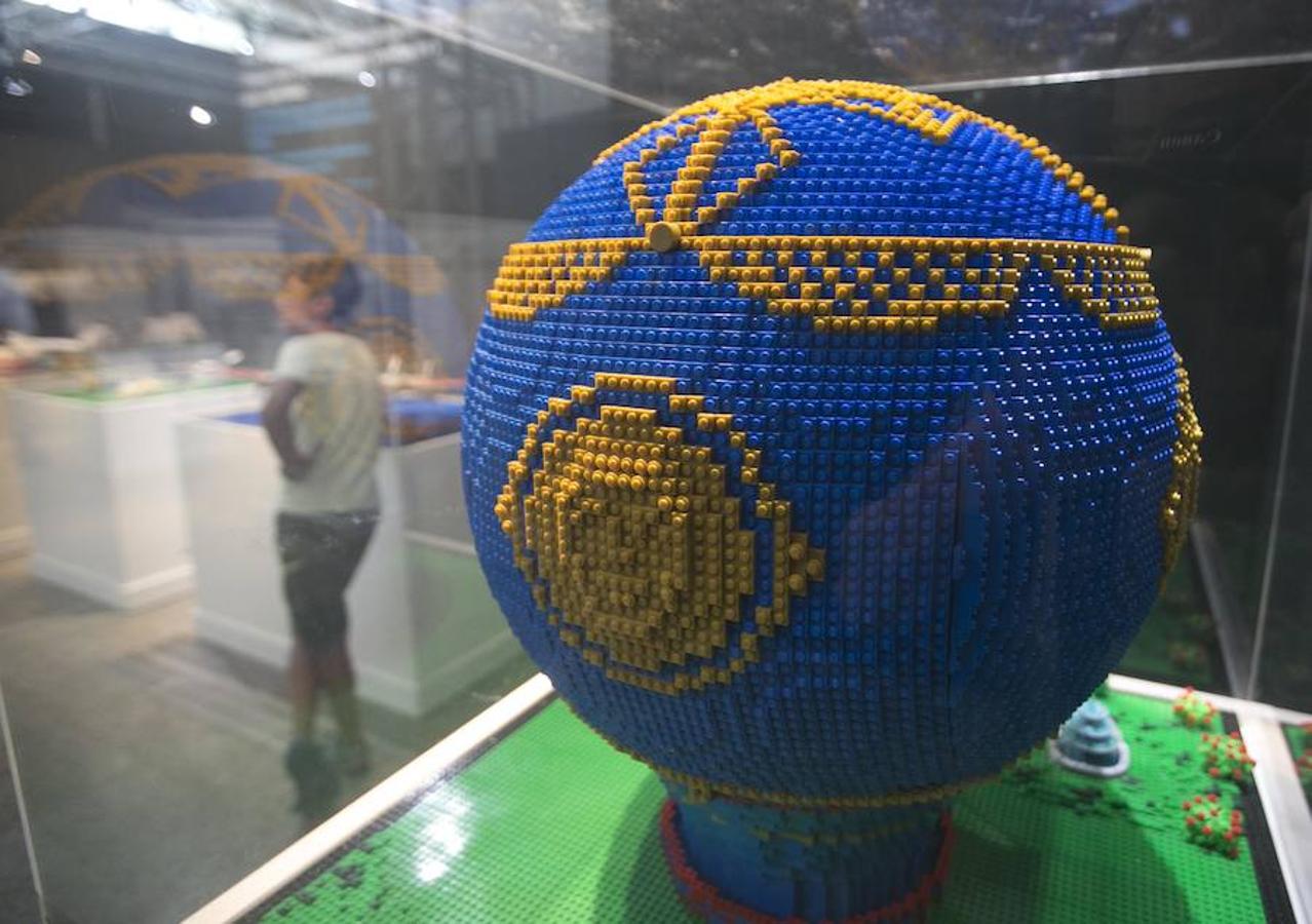 La exposición Travelling Bricks ha aterrizado en la Ciudad de las Artes y las Ciencias de Valencia. A tráves de 20.000 figuras de Lego se ilustra la evolución de los transportes desde que se inventara la rueda. 
