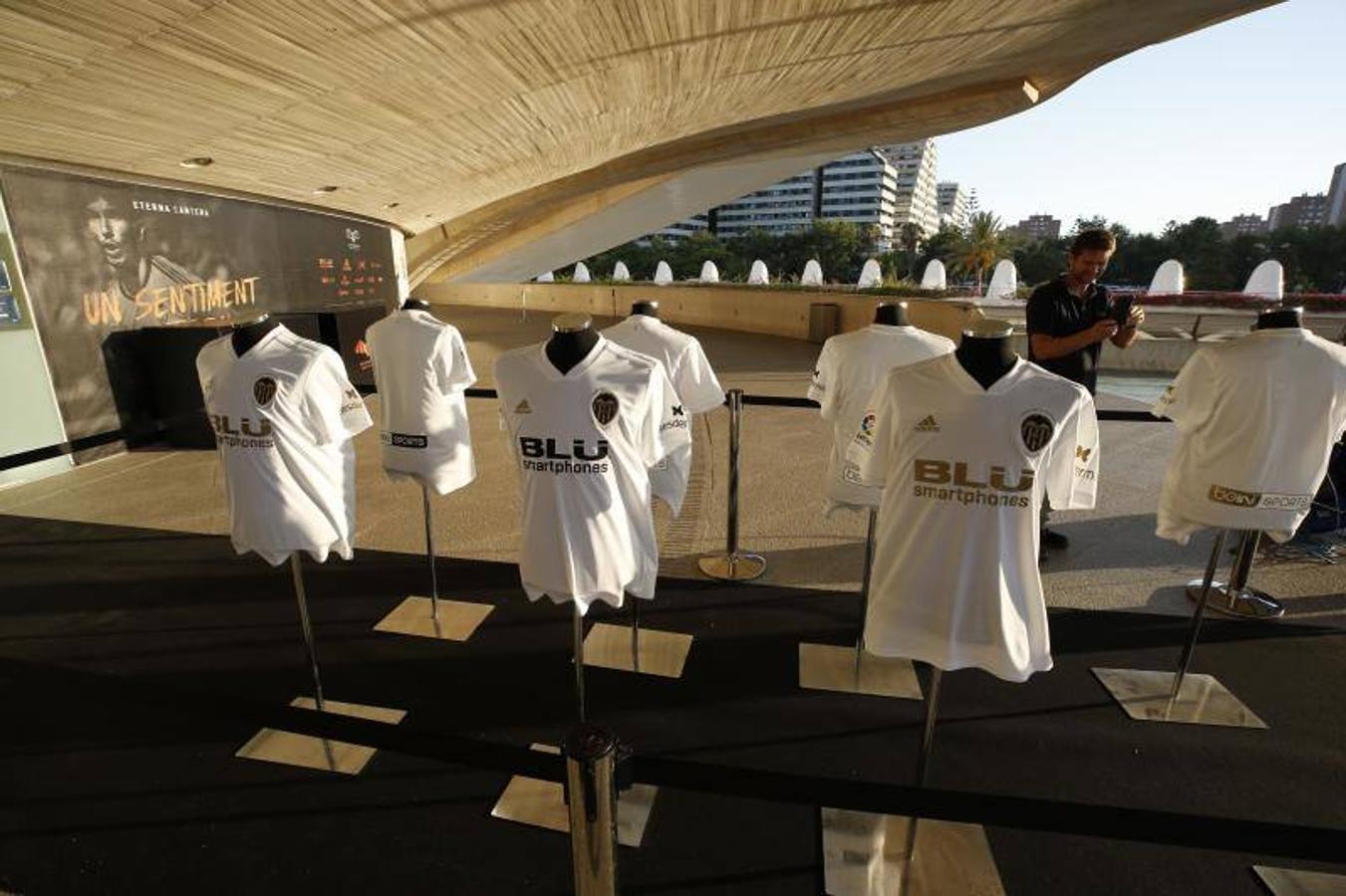 Fotos: El Valencia CF presenta su equipación para el Centenario