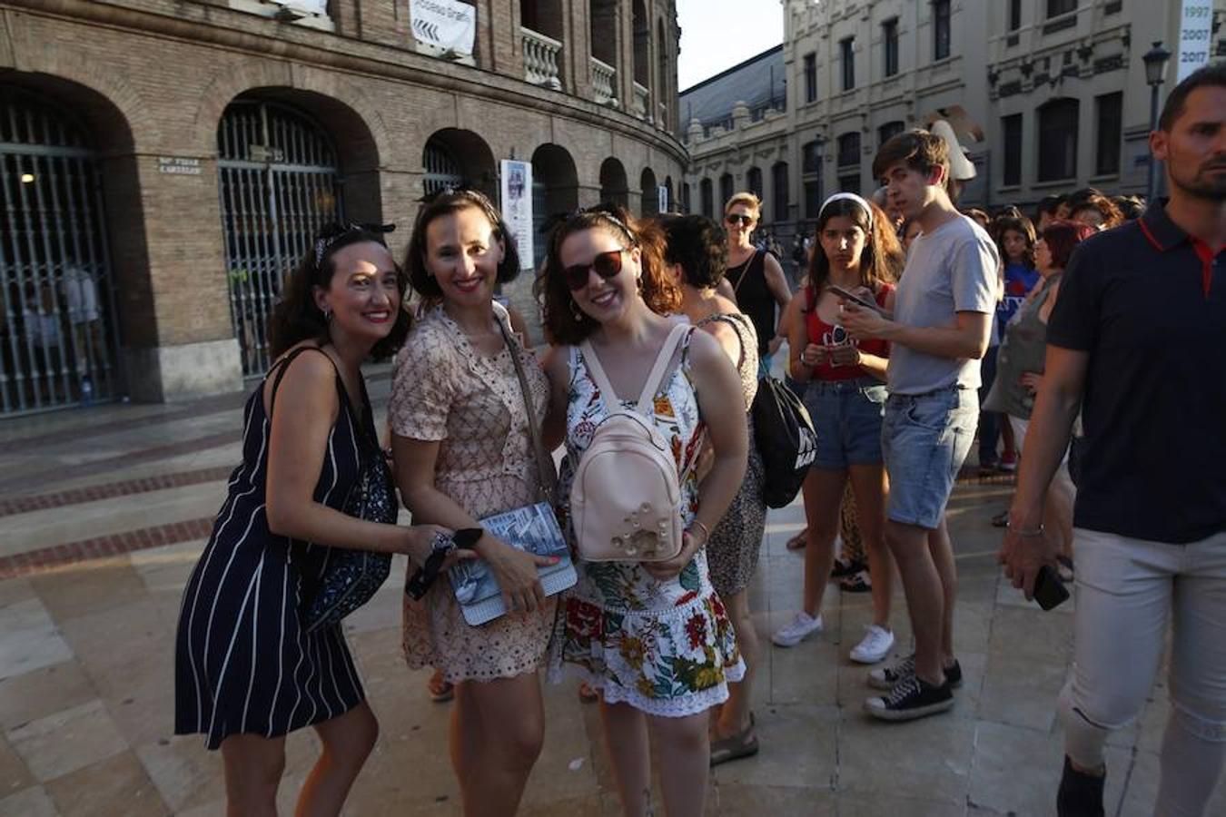 El cantante malagueño hace soñar a los valencianos y despliega sus conocidos éxitos en la primera actuación en la ciudad de su gira 'Prometo'. Alrededor de 6.000 fans vibran con un concierto que este jueves volverá a encandilar a sus seguidores con temas como 'Solamente tú', 'No vaya a ser' y 'Saturno'