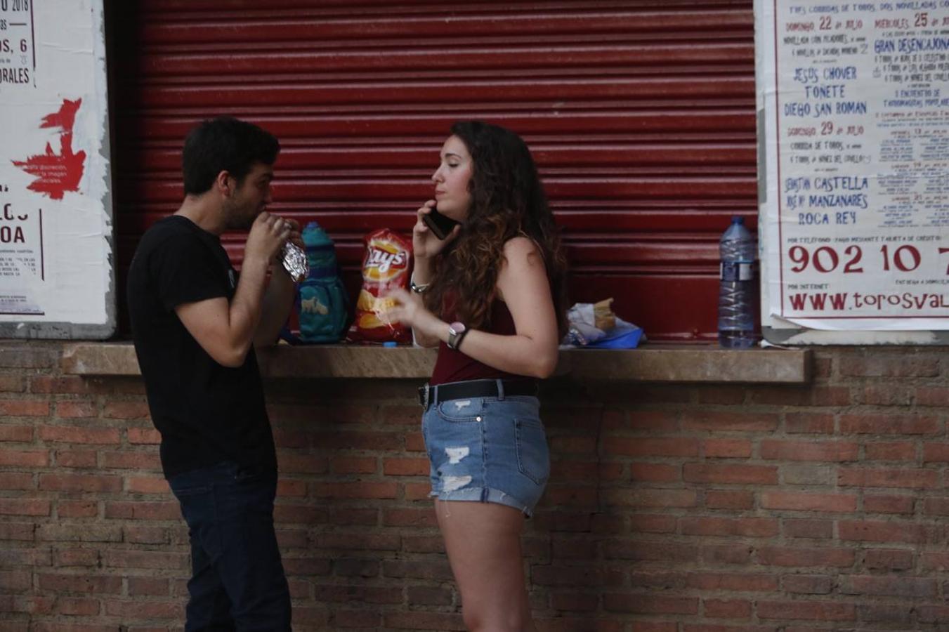 El cantante malagueño hace soñar a los valencianos y despliega sus conocidos éxitos en la primera actuación en la ciudad de su gira 'Prometo'. Alrededor de 6.000 fans vibran con un concierto que este jueves volverá a encandilar a sus seguidores con temas como 'Solamente tú', 'No vaya a ser' y 'Saturno'