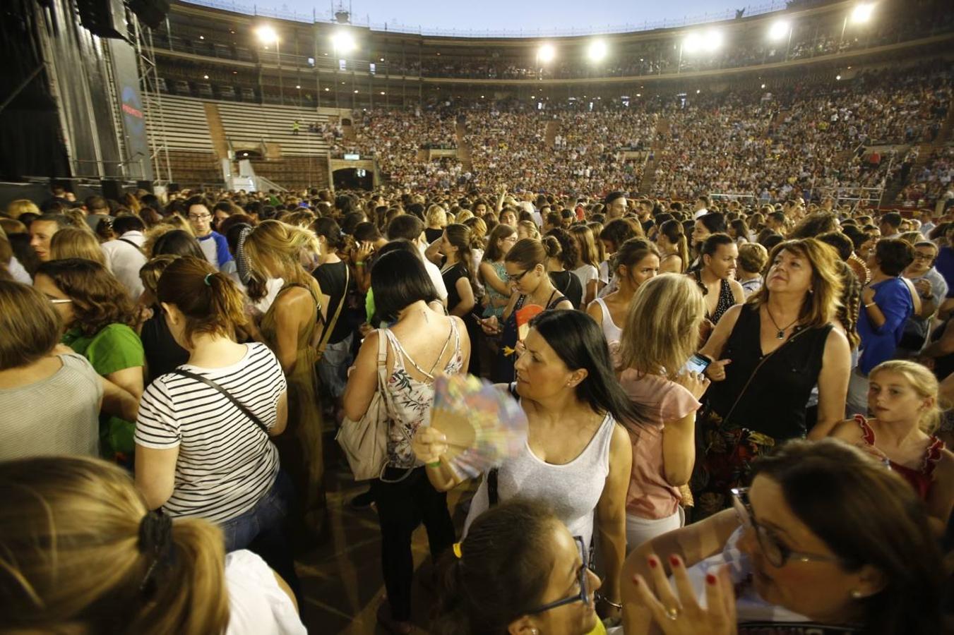 El cantante malagueño hace soñar a los valencianos y despliega sus conocidos éxitos en la primera actuación en la ciudad de su gira 'Prometo'. Alrededor de 6.000 fans vibran con un concierto que este jueves volverá a encandilar a sus seguidores con temas como 'Solamente tú', 'No vaya a ser' y 'Saturno'