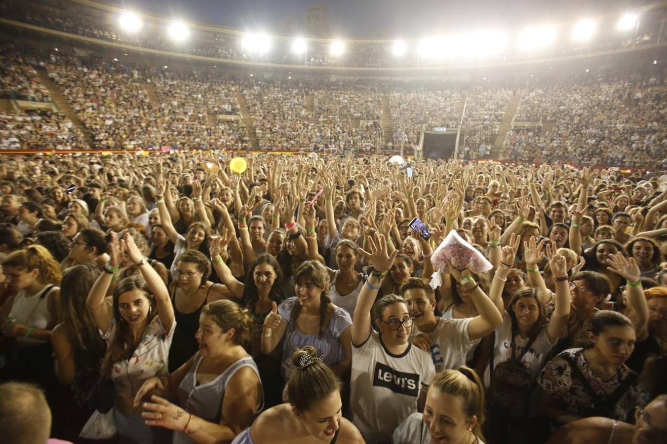 El cantante malagueño hace soñar a los valencianos y despliega sus conocidos éxitos en la primera actuación en la ciudad de su gira 'Prometo'. Alrededor de 6.000 fans vibran con un concierto que este jueves volverá a encandilar a sus seguidores con temas como 'Solamente tú', 'No vaya a ser' y 'Saturno'