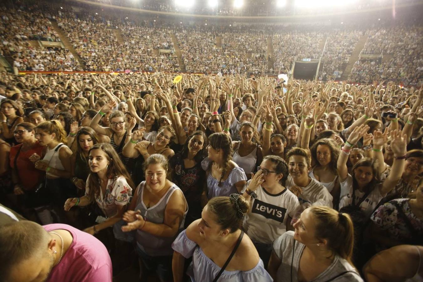 El cantante malagueño hace soñar a los valencianos y despliega sus conocidos éxitos en la primera actuación en la ciudad de su gira 'Prometo'. Alrededor de 6.000 fans vibran con un concierto que este jueves volverá a encandilar a sus seguidores con temas como 'Solamente tú', 'No vaya a ser' y 'Saturno'