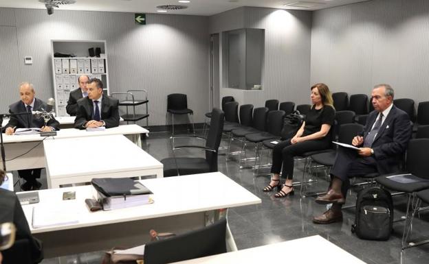 os ex directores generales de la Caja de Ahorros del Mediterráneo (CAM) Roberto López Abad (d) y María Dolores Amorós durante el juicio que se sigue contra ellos en la Audiencia Nacional, por presunta estafa en la venta de preferentes. 