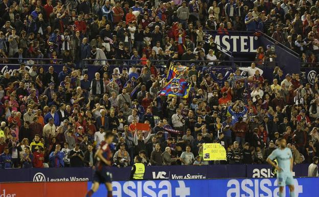 Vista de las gradas del Ciutat durante el encuentro con el FC Barcelona.