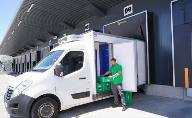 Repartidor del centro logístico situado en el polígono industrial Vara de Quart, Valencia.