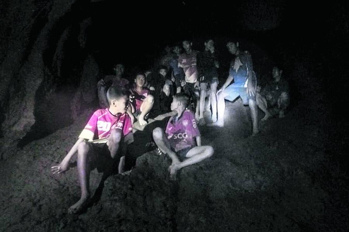 Después de confirmar que están vivos, los equipos de rescate se enfrentan a una tarea todavía más complicada: extraer al entrenador y a los doce niños tailandeses que integran el equipo de fútbol Jabalí Salvaje de la gigantesca cueva en la que quedaron atrapados el pasado día 23.