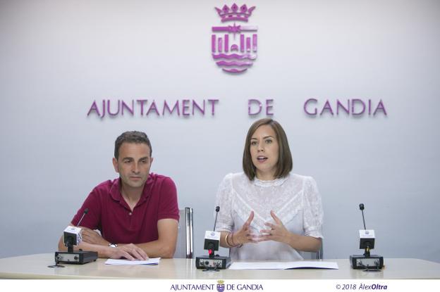 El alcalde de Barx, Miguel Donet, con la alcaldesa de Gandia, Diana Morant, durante la rueda de prensa. 