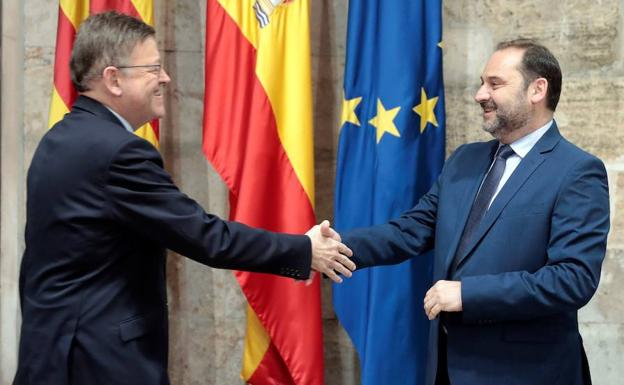 El presidente de la Generalitat, Ximo Puig, saluda al ministro de Fomento, José Luis Ábalos, al inicio de la reunión que ha mantenido esta mañana.