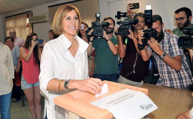 Cospedal votando en las primarias del Partido Popular.