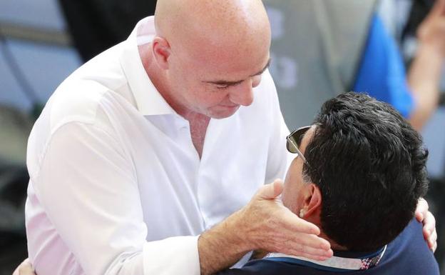 El presidente de la FIFA Gianni Infantino saluda a Diego Armando Maradona. 