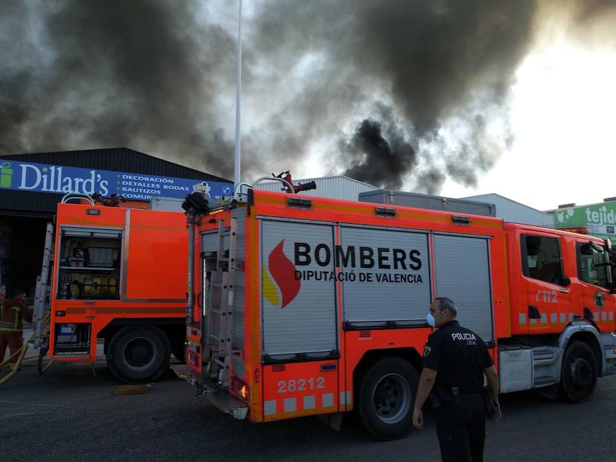 Fotos: Incendio en el polígono industrial La Cova de Manises