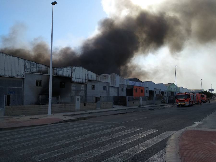 Fotos: Incendio en el polígono industrial La Cova de Manises