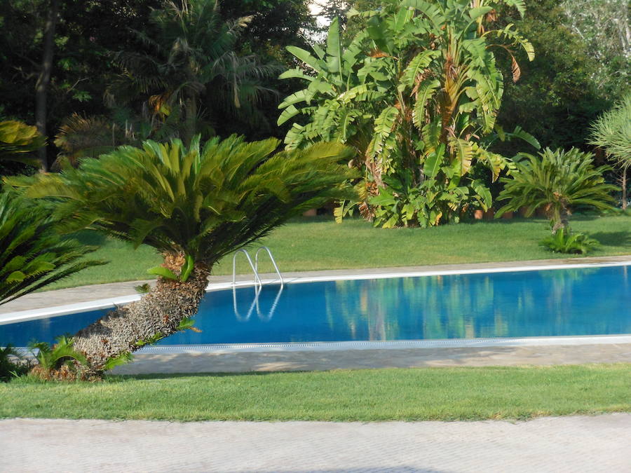 La piscina del polideportivo La Hípica se encuentra en la calle Jaca 23 y, al igual que las anteriores, es una piscina de verano descubierta por lo que sólo podrá accederse a ella de junio a septiembre. Dispone del mismo horario los siete días de la semana, siendo este de 11:00 a 19:00 h. El precio está fijado en 4,50€