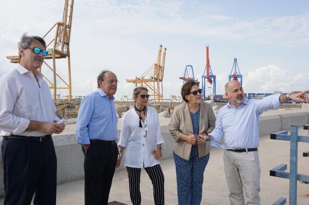 Inmaculada Rodríguez-Piñero (i.) e Inés Ayala (d.), el pasado viernes, en el puerto. 