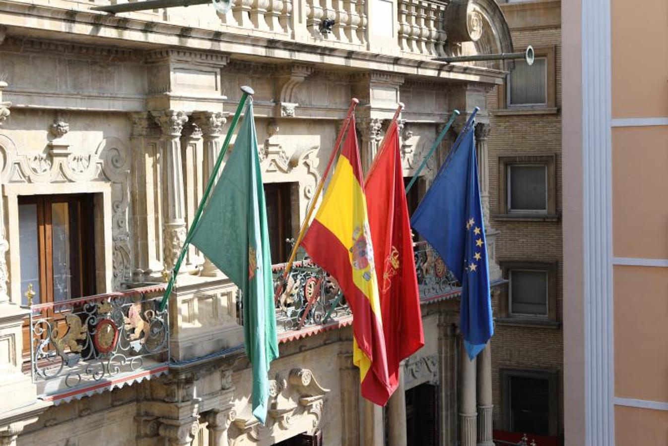 La capital navarra se prepara para vivir su fiesta más grande, los sanfermines, que arrancarán con el tradicional chupinazo desde la plaza del Ayuntamiento