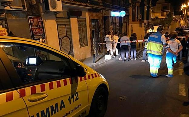 Fotografía facilitada por la Comunidad de Madrid del lugar en el madrileño barrio de Tetuán en el que se ha encontrado a una mujer de 47 años ahorcada. 