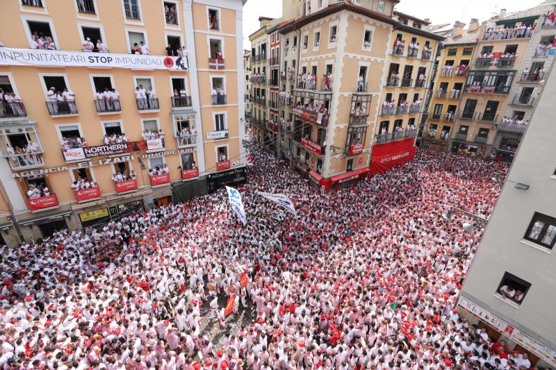 La capital navarra vive su fiesta más grande tras el lanzamiento del chupinazo desde la popular plaza del Ayuntamiento