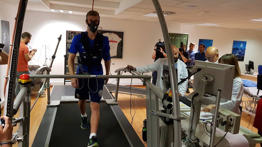 Antonio Latorre Grueso (Lato) sometiéndose esta mañana al reconocimiento médico en las Clínicas Universitarias de la Universidad Católica de Valencia