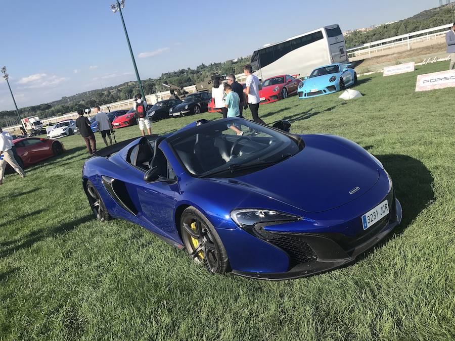 Algunos de los mejores coches del mundo, de los más afamados coleccionistas españoles, se dieron cita en Madrid con ocasión de la X edición del concurso de elegancia Autobello, celebrado en el Hipódromo de la Zarzuela de la capital. Iconos como los modelos españoles de las marcas Hispano Suiza o Pegaso se reunieron junto a clásicos de Rolls-Royce o Bentley, pero también con modernos deportivos de Ferrari, Porsche o Lamborghini; clásicos populares de Fiat, Volkswagen o Renault, y hasta todo terrenos como los míticos Range Rover, Hummer o modelos de uso militar. Con más de 1.200 invitados, Autobello tiene ediciones programadas en Madrid, Barcelona, Marbella y Bilbao en 2018.