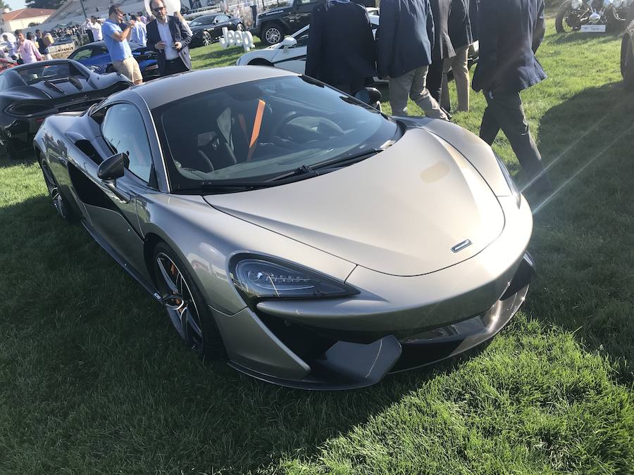 Algunos de los mejores coches del mundo, de los más afamados coleccionistas españoles, se dieron cita en Madrid con ocasión de la X edición del concurso de elegancia Autobello, celebrado en el Hipódromo de la Zarzuela de la capital. Iconos como los modelos españoles de las marcas Hispano Suiza o Pegaso se reunieron junto a clásicos de Rolls-Royce o Bentley, pero también con modernos deportivos de Ferrari, Porsche o Lamborghini; clásicos populares de Fiat, Volkswagen o Renault, y hasta todo terrenos como los míticos Range Rover, Hummer o modelos de uso militar. Con más de 1.200 invitados, Autobello tiene ediciones programadas en Madrid, Barcelona, Marbella y Bilbao en 2018.