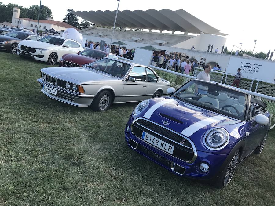 Algunos de los mejores coches del mundo, de los más afamados coleccionistas españoles, se dieron cita en Madrid con ocasión de la X edición del concurso de elegancia Autobello, celebrado en el Hipódromo de la Zarzuela de la capital. Iconos como los modelos españoles de las marcas Hispano Suiza o Pegaso se reunieron junto a clásicos de Rolls-Royce o Bentley, pero también con modernos deportivos de Ferrari, Porsche o Lamborghini; clásicos populares de Fiat, Volkswagen o Renault, y hasta todo terrenos como los míticos Range Rover, Hummer o modelos de uso militar. Con más de 1.200 invitados, Autobello tiene ediciones programadas en Madrid, Barcelona, Marbella y Bilbao en 2018.