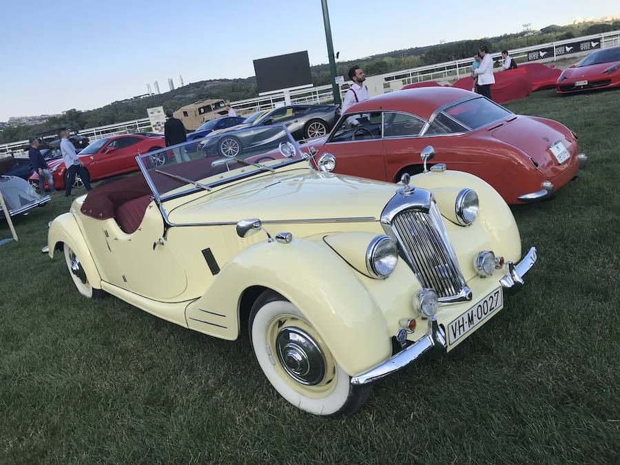 Algunos de los mejores coches del mundo, de los más afamados coleccionistas españoles, se dieron cita en Madrid con ocasión de la X edición del concurso de elegancia Autobello, celebrado en el Hipódromo de la Zarzuela de la capital. Iconos como los modelos españoles de las marcas Hispano Suiza o Pegaso se reunieron junto a clásicos de Rolls-Royce o Bentley, pero también con modernos deportivos de Ferrari, Porsche o Lamborghini; clásicos populares de Fiat, Volkswagen o Renault, y hasta todo terrenos como los míticos Range Rover, Hummer o modelos de uso militar. Con más de 1.200 invitados, Autobello tiene ediciones programadas en Madrid, Barcelona, Marbella y Bilbao en 2018.