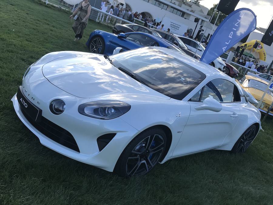 Algunos de los mejores coches del mundo, de los más afamados coleccionistas españoles, se dieron cita en Madrid con ocasión de la X edición del concurso de elegancia Autobello, celebrado en el Hipódromo de la Zarzuela de la capital. Iconos como los modelos españoles de las marcas Hispano Suiza o Pegaso se reunieron junto a clásicos de Rolls-Royce o Bentley, pero también con modernos deportivos de Ferrari, Porsche o Lamborghini; clásicos populares de Fiat, Volkswagen o Renault, y hasta todo terrenos como los míticos Range Rover, Hummer o modelos de uso militar. Con más de 1.200 invitados, Autobello tiene ediciones programadas en Madrid, Barcelona, Marbella y Bilbao en 2018.