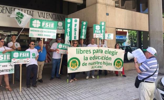 Protesta de Fsie y Concapa frente a la Dirección Territorial de Educación en Alicante, ayer. 