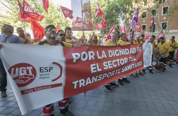 Protesta de los trabajadores del transporte sanitario ante la conselleria. 