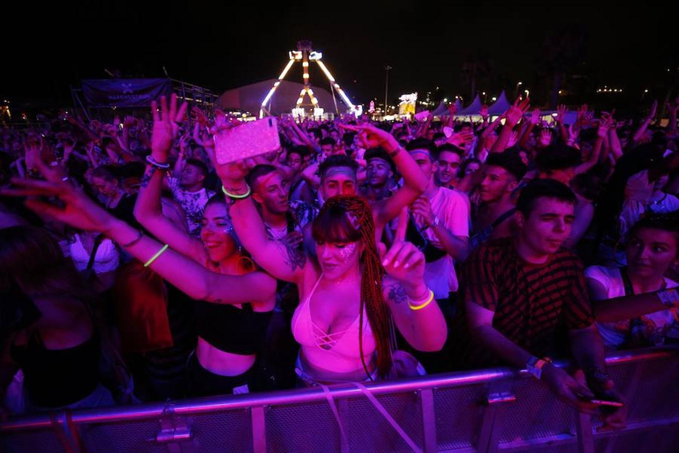 El festival Valencia Music Experience dio ayer el pistoletazo de salida en la Marina con la jornada dedicada al estilo urbano. El público se rindió a un certamen que, al cierre de esta edición, esperaba la actuación de cantantes como Bad Gyal y C. Tangana. Para el día de hoy, el ritmo de los años 90 llegará al escenario con grupos como los Vengaboys o Snap. Finalmente, mañana será el turno del pop con artistas como Despistaos y Pignoise.