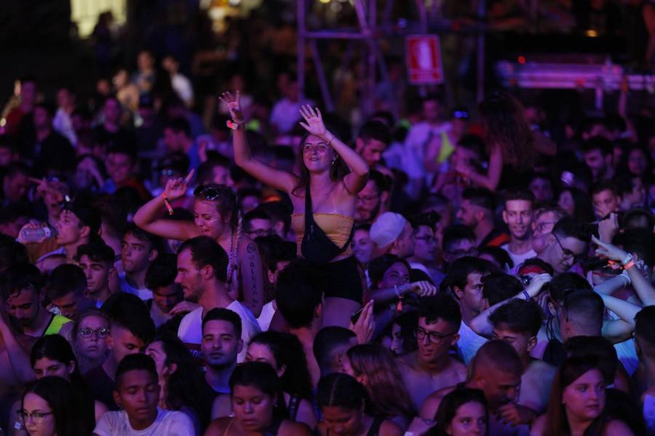 El festival Valencia Music Experience dio ayer el pistoletazo de salida en la Marina con la jornada dedicada al estilo urbano. El público se rindió a un certamen que, al cierre de esta edición, esperaba la actuación de cantantes como Bad Gyal y C. Tangana. Para el día de hoy, el ritmo de los años 90 llegará al escenario con grupos como los Vengaboys o Snap. Finalmente, mañana será el turno del pop con artistas como Despistaos y Pignoise.