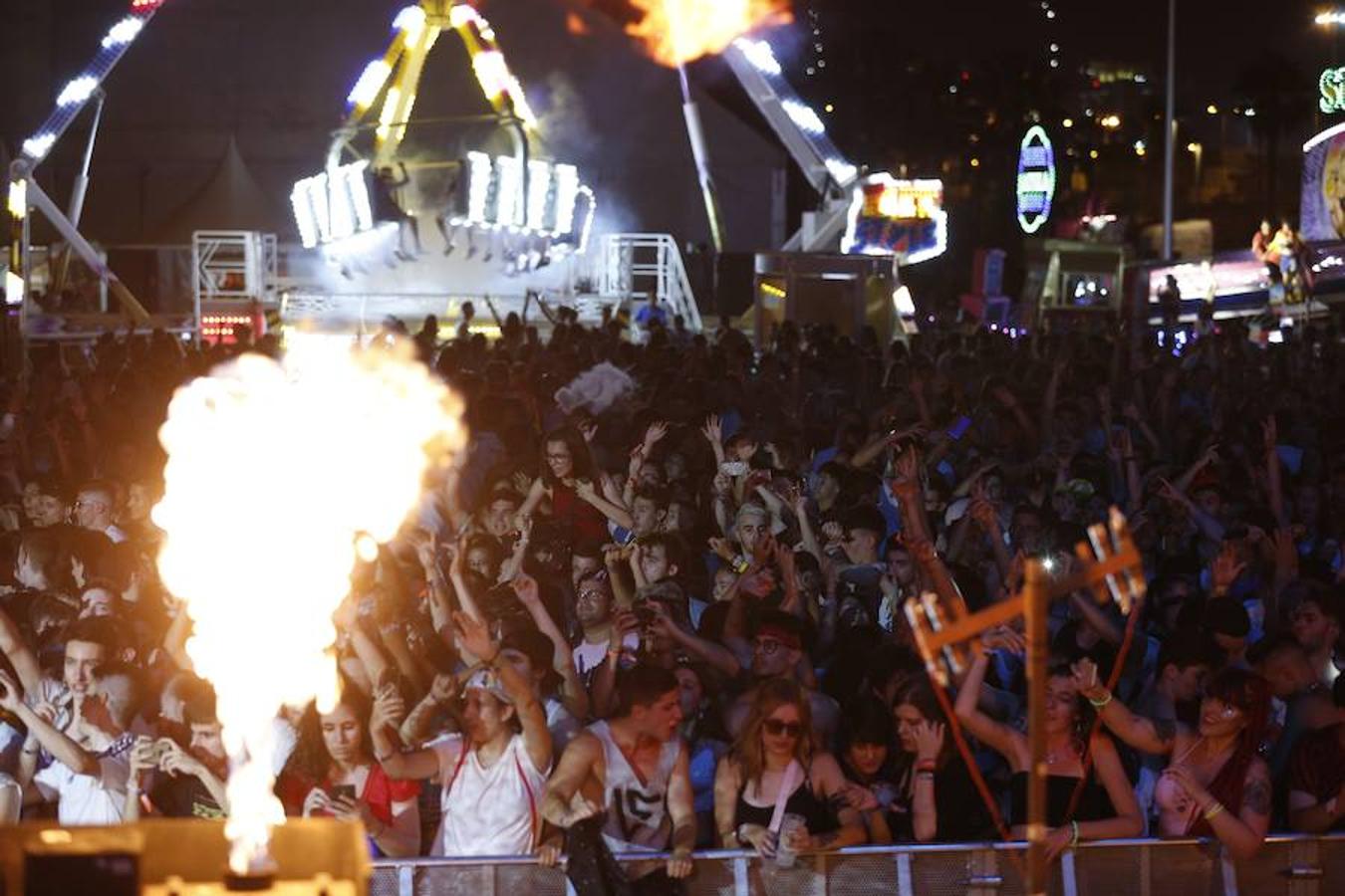 El festival Valencia Music Experience dio ayer el pistoletazo de salida en la Marina con la jornada dedicada al estilo urbano. El público se rindió a un certamen que, al cierre de esta edición, esperaba la actuación de cantantes como Bad Gyal y C. Tangana. Para el día de hoy, el ritmo de los años 90 llegará al escenario con grupos como los Vengaboys o Snap. Finalmente, mañana será el turno del pop con artistas como Despistaos y Pignoise.