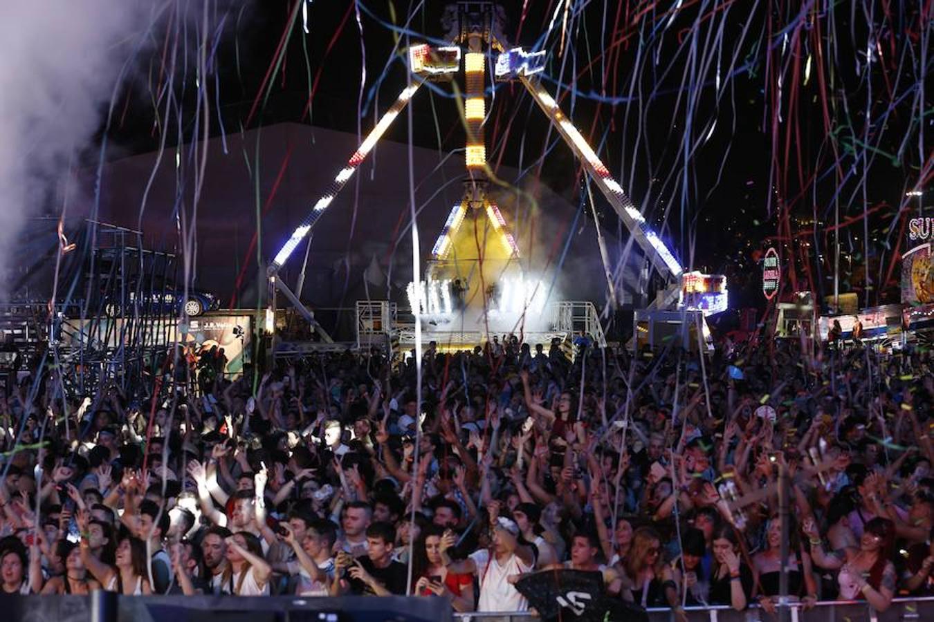 El festival Valencia Music Experience dio ayer el pistoletazo de salida en la Marina con la jornada dedicada al estilo urbano. El público se rindió a un certamen que, al cierre de esta edición, esperaba la actuación de cantantes como Bad Gyal y C. Tangana. Para el día de hoy, el ritmo de los años 90 llegará al escenario con grupos como los Vengaboys o Snap. Finalmente, mañana será el turno del pop con artistas como Despistaos y Pignoise.