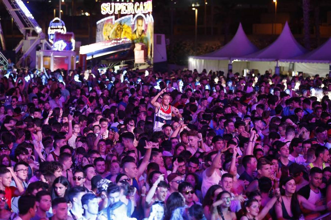 El festival Valencia Music Experience dio ayer el pistoletazo de salida en la Marina con la jornada dedicada al estilo urbano. El público se rindió a un certamen que, al cierre de esta edición, esperaba la actuación de cantantes como Bad Gyal y C. Tangana. Para el día de hoy, el ritmo de los años 90 llegará al escenario con grupos como los Vengaboys o Snap. Finalmente, mañana será el turno del pop con artistas como Despistaos y Pignoise.
