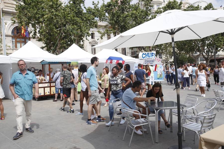 Diferentes actividades como degustaciones, talleres y conciertos ocupan este sábado 7 de julio la Plaza del Ayuntamiento de Valencia para celebrar el Día de la Horchata y la Chufa (de 12 de la mañana hasta las 21:30 horas). Además, de 17 a 18 horas tendrá lugar 'l'Hora de l'Orxata', consistente en una degustación global de horchata de chufa de Valencia a la cual se suman las empresas participantes con promociones especiales, descuentos, regalos o degustaciones gratuitas de horchata.