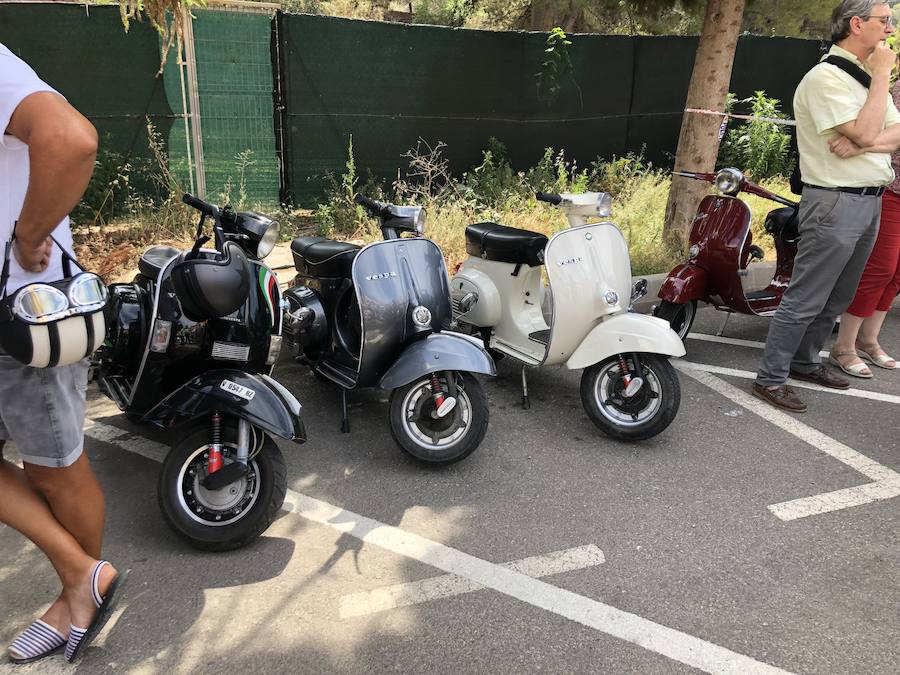 Serra ha celebrado en la mañana de este sábado un encuentro de motos Vespa y coches clásicos con motivo del festival Purple Mountain que organiza el Ayuntamiento con la colaboración de los Clavarios de Sant Roc. El encuentro ha contado con la presencia del Vespa & Lambretta Club Valencia. 50 motos de diversos colores y épocas del diseño italiano han llegado hasta el corazón de la Sierra Calderona para quedar expuestas durante dos horas y posteriormente completar un paseo por las principales calles del municipio. La gran presencia de motos se ha completado con la participación de varios coches clásicos. Esta celebración está enmarcada dentro del 75 aniversario de la imagen de Sant Roc en Serra, un hito que este mismo fin de semana tendrá el estreno del pasodoble compuesto con motivo del aniversario.