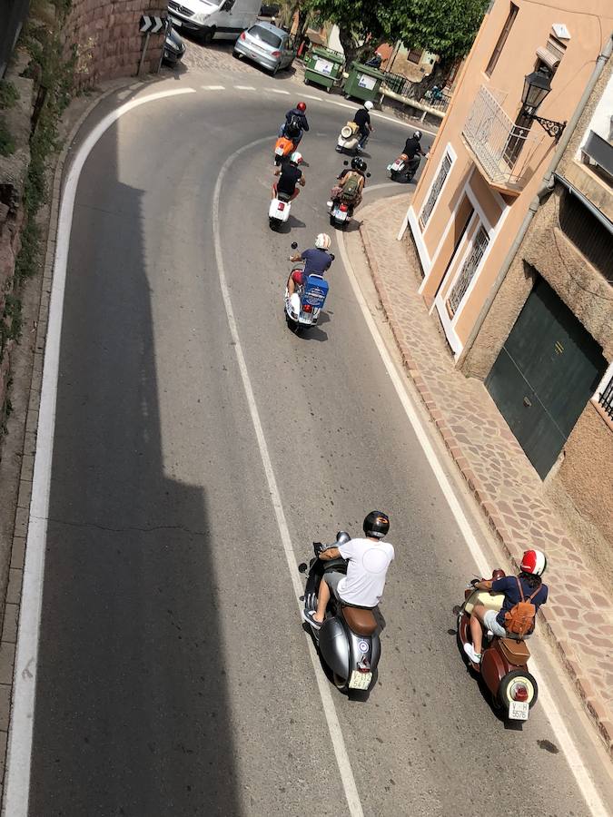 Serra ha celebrado en la mañana de este sábado un encuentro de motos Vespa y coches clásicos con motivo del festival Purple Mountain que organiza el Ayuntamiento con la colaboración de los Clavarios de Sant Roc. El encuentro ha contado con la presencia del Vespa & Lambretta Club Valencia. 50 motos de diversos colores y épocas del diseño italiano han llegado hasta el corazón de la Sierra Calderona para quedar expuestas durante dos horas y posteriormente completar un paseo por las principales calles del municipio. La gran presencia de motos se ha completado con la participación de varios coches clásicos. Esta celebración está enmarcada dentro del 75 aniversario de la imagen de Sant Roc en Serra, un hito que este mismo fin de semana tendrá el estreno del pasodoble compuesto con motivo del aniversario.