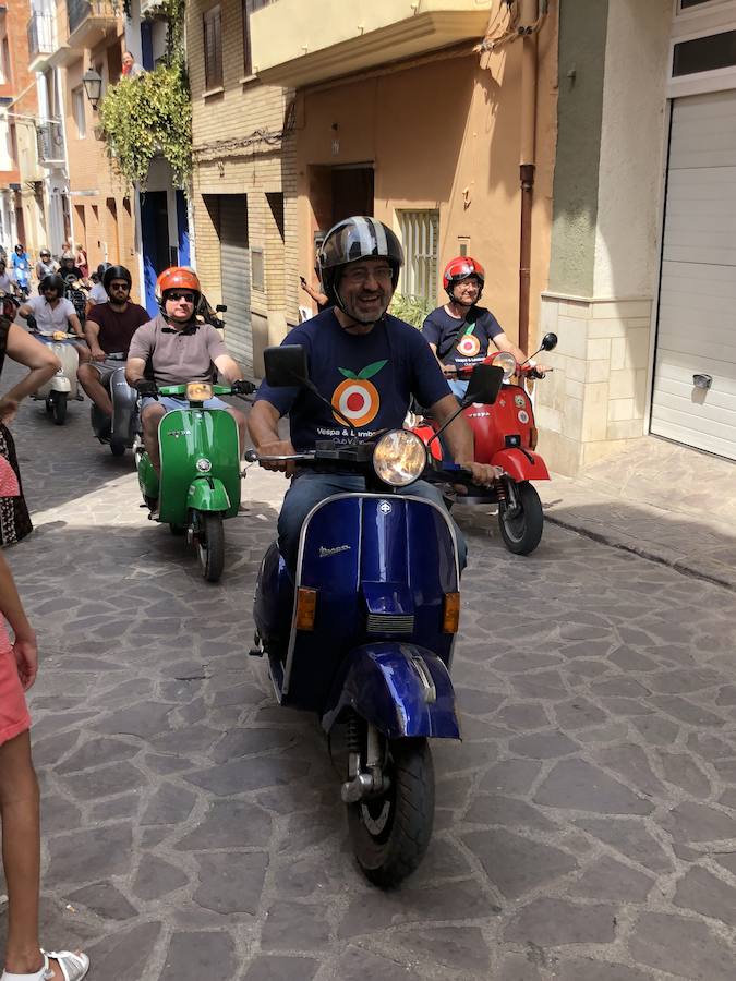 Serra ha celebrado en la mañana de este sábado un encuentro de motos Vespa y coches clásicos con motivo del festival Purple Mountain que organiza el Ayuntamiento con la colaboración de los Clavarios de Sant Roc. El encuentro ha contado con la presencia del Vespa & Lambretta Club Valencia. 50 motos de diversos colores y épocas del diseño italiano han llegado hasta el corazón de la Sierra Calderona para quedar expuestas durante dos horas y posteriormente completar un paseo por las principales calles del municipio. La gran presencia de motos se ha completado con la participación de varios coches clásicos. Esta celebración está enmarcada dentro del 75 aniversario de la imagen de Sant Roc en Serra, un hito que este mismo fin de semana tendrá el estreno del pasodoble compuesto con motivo del aniversario.