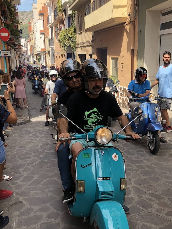 Serra ha celebrado en la mañana de este sábado un encuentro de motos Vespa y coches clásicos con motivo del festival Purple Mountain que organiza el Ayuntamiento con la colaboración de los Clavarios de Sant Roc. El encuentro ha contado con la presencia del Vespa & Lambretta Club Valencia. 50 motos de diversos colores y épocas del diseño italiano han llegado hasta el corazón de la Sierra Calderona para quedar expuestas durante dos horas y posteriormente completar un paseo por las principales calles del municipio. La gran presencia de motos se ha completado con la participación de varios coches clásicos. Esta celebración está enmarcada dentro del 75 aniversario de la imagen de Sant Roc en Serra, un hito que este mismo fin de semana tendrá el estreno del pasodoble compuesto con motivo del aniversario.