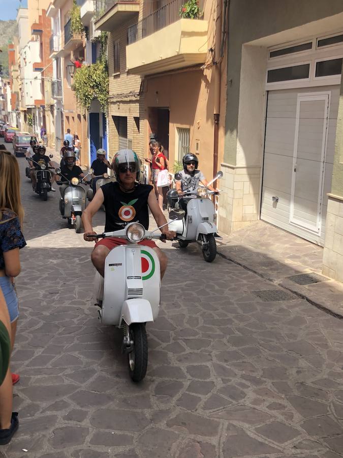 Serra ha celebrado en la mañana de este sábado un encuentro de motos Vespa y coches clásicos con motivo del festival Purple Mountain que organiza el Ayuntamiento con la colaboración de los Clavarios de Sant Roc. El encuentro ha contado con la presencia del Vespa & Lambretta Club Valencia. 50 motos de diversos colores y épocas del diseño italiano han llegado hasta el corazón de la Sierra Calderona para quedar expuestas durante dos horas y posteriormente completar un paseo por las principales calles del municipio. La gran presencia de motos se ha completado con la participación de varios coches clásicos. Esta celebración está enmarcada dentro del 75 aniversario de la imagen de Sant Roc en Serra, un hito que este mismo fin de semana tendrá el estreno del pasodoble compuesto con motivo del aniversario.