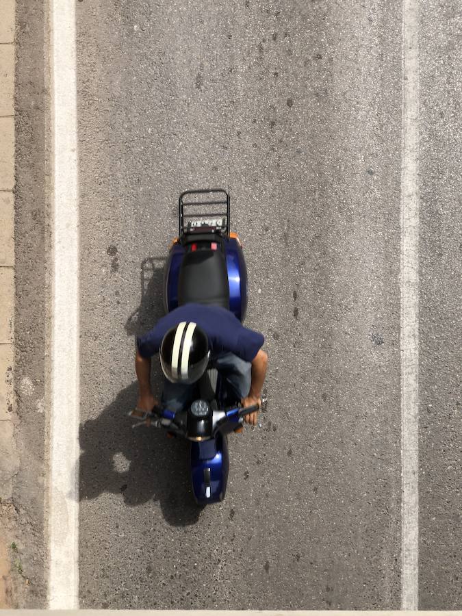 Serra ha celebrado en la mañana de este sábado un encuentro de motos Vespa y coches clásicos con motivo del festival Purple Mountain que organiza el Ayuntamiento con la colaboración de los Clavarios de Sant Roc. El encuentro ha contado con la presencia del Vespa & Lambretta Club Valencia. 50 motos de diversos colores y épocas del diseño italiano han llegado hasta el corazón de la Sierra Calderona para quedar expuestas durante dos horas y posteriormente completar un paseo por las principales calles del municipio. La gran presencia de motos se ha completado con la participación de varios coches clásicos. Esta celebración está enmarcada dentro del 75 aniversario de la imagen de Sant Roc en Serra, un hito que este mismo fin de semana tendrá el estreno del pasodoble compuesto con motivo del aniversario.