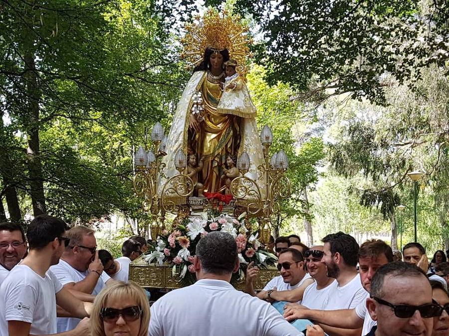 La imagen peregrina de la Virgen de los Desamparados visita este fin de semana la localidad valenciana de Llíria dentro de los actos previstos por la celebración del Año Santo Jubilar en honor a San Vicente Ferrer. El patrón de la ciudad de Valencia es también el patrón de la capital de Camp de Túria. La acogida a la imagen peregrina se vivió con especial emoción al portar la talla del santo valenciano al encuentro de la Geperudeta. El acto más emotivo de los previstos en el programa de festejos ha sido la visita de la Virgen de los Desamparados a la Ermita de San Vicente Ferrer, un paraje de especial devoción para los habitantes de Llíria.