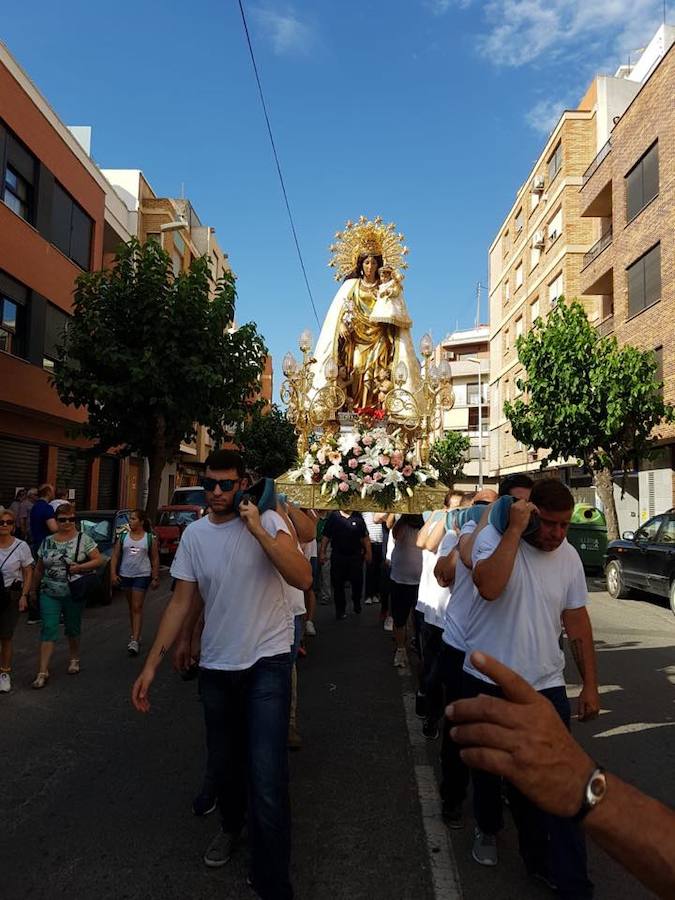 La imagen peregrina de la Virgen de los Desamparados visita este fin de semana la localidad valenciana de Llíria dentro de los actos previstos por la celebración del Año Santo Jubilar en honor a San Vicente Ferrer. El patrón de la ciudad de Valencia es también el patrón de la capital de Camp de Túria. La acogida a la imagen peregrina se vivió con especial emoción al portar la talla del santo valenciano al encuentro de la Geperudeta. El acto más emotivo de los previstos en el programa de festejos ha sido la visita de la Virgen de los Desamparados a la Ermita de San Vicente Ferrer, un paraje de especial devoción para los habitantes de Llíria.