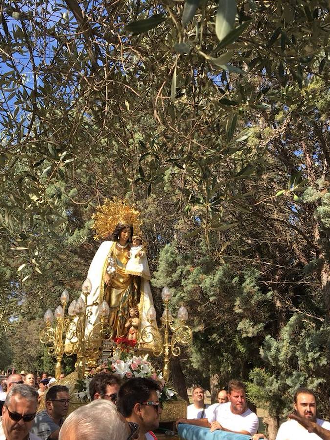 La imagen peregrina de la Virgen de los Desamparados visita este fin de semana la localidad valenciana de Llíria dentro de los actos previstos por la celebración del Año Santo Jubilar en honor a San Vicente Ferrer. El patrón de la ciudad de Valencia es también el patrón de la capital de Camp de Túria. La acogida a la imagen peregrina se vivió con especial emoción al portar la talla del santo valenciano al encuentro de la Geperudeta. El acto más emotivo de los previstos en el programa de festejos ha sido la visita de la Virgen de los Desamparados a la Ermita de San Vicente Ferrer, un paraje de especial devoción para los habitantes de Llíria.